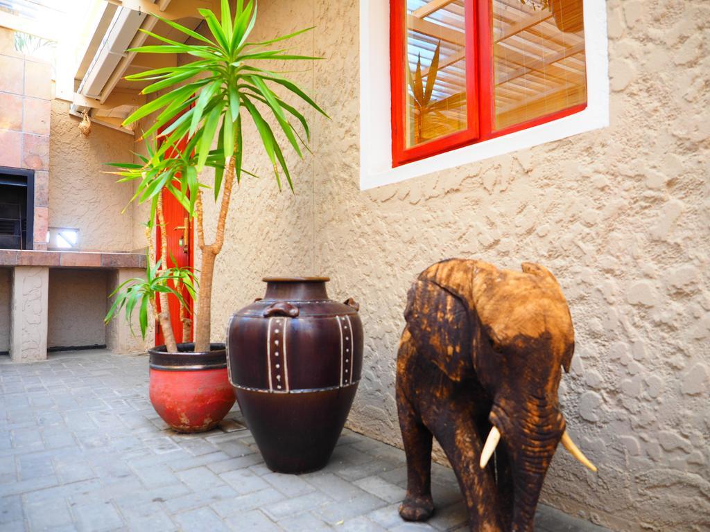 Meerkat Guesthouse Свакопмунд Экстерьер фото