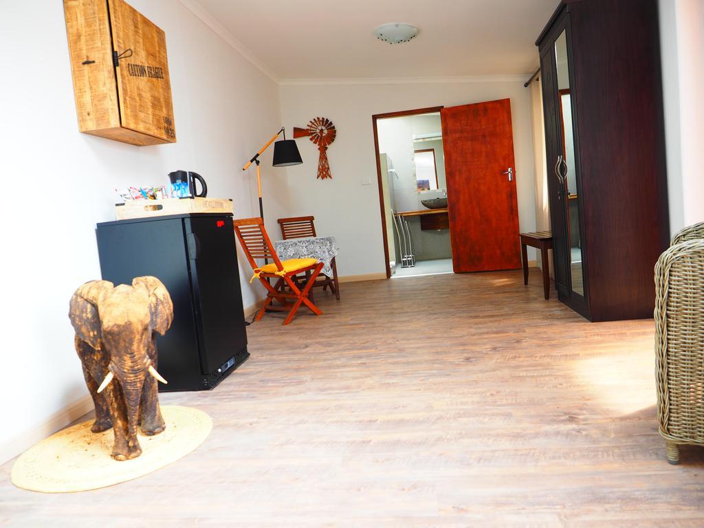 Meerkat Guesthouse Свакопмунд Экстерьер фото