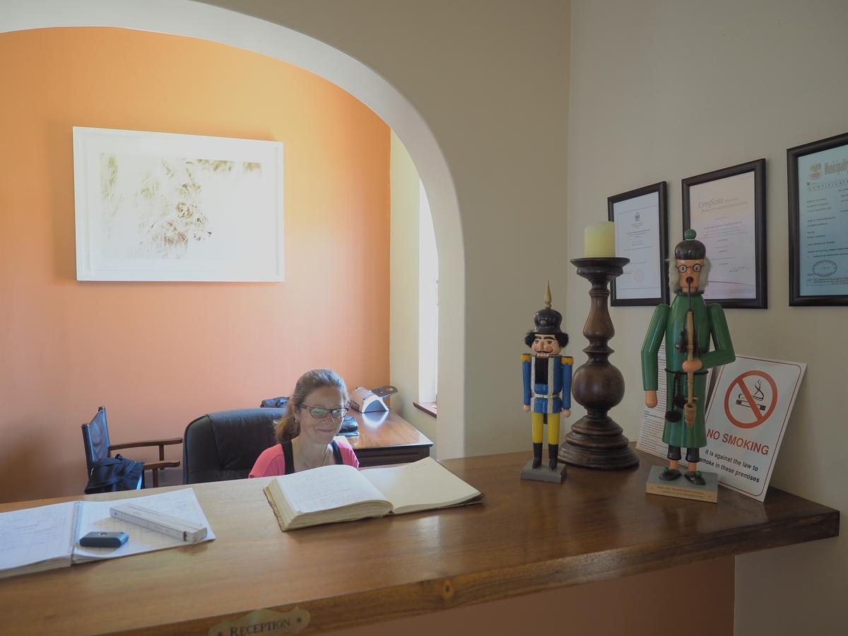 Meerkat Guesthouse Свакопмунд Экстерьер фото
