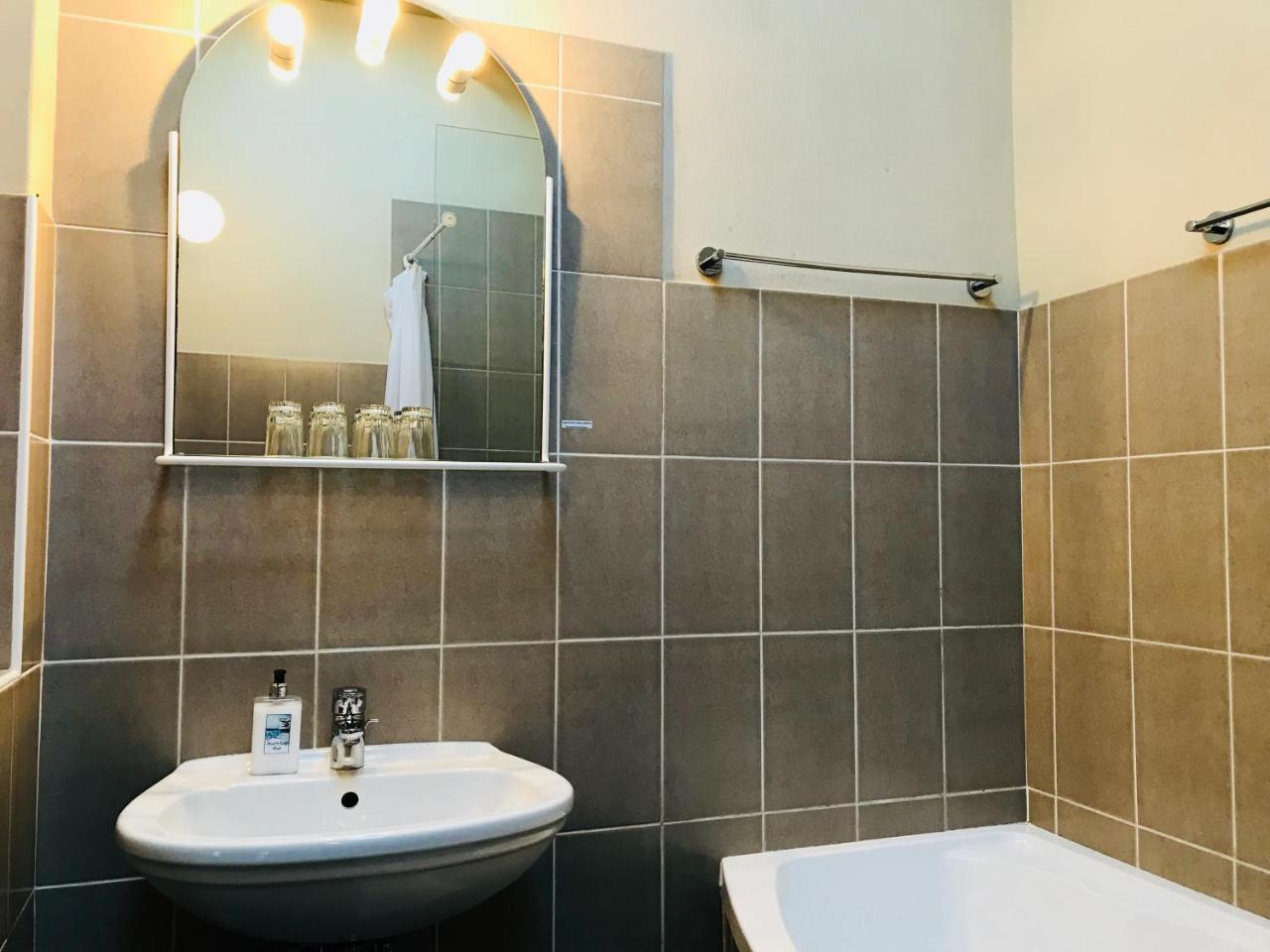 Meerkat Guesthouse Свакопмунд Экстерьер фото